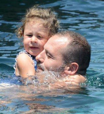 Nihat Altınkaya'dan kızına yüzme dersi 