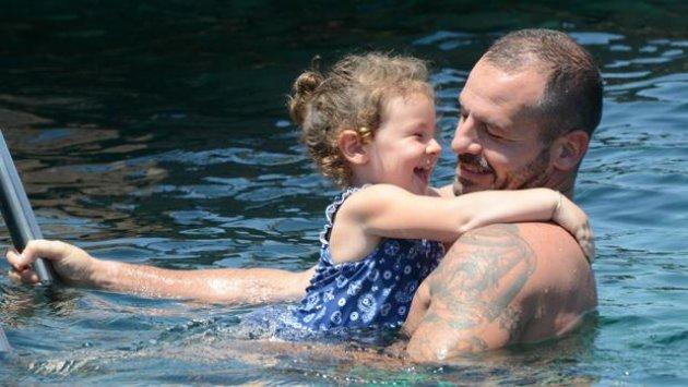 Nihat Altınkaya'dan kızına yüzme dersi 