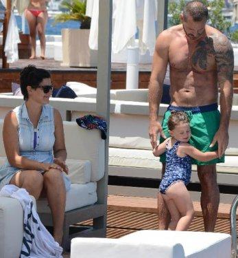 Nihat Altınkaya'dan kızına yüzme dersi 