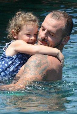 Nihat Altınkaya'dan kızına yüzme dersi 