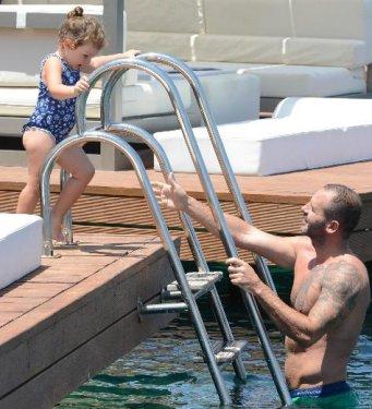 Nihat Altınkaya'dan kızına yüzme dersi 