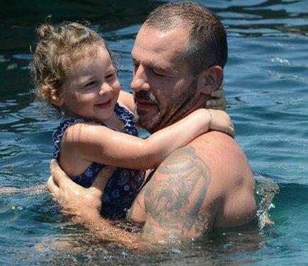 Nihat Altınkaya'dan kızına yüzme dersi 