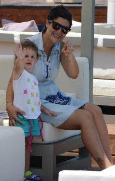 Nihat Altınkaya'dan kızına yüzme dersi 