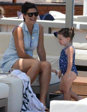 Nihat Altınkaya'dan kızına yüzme dersi 