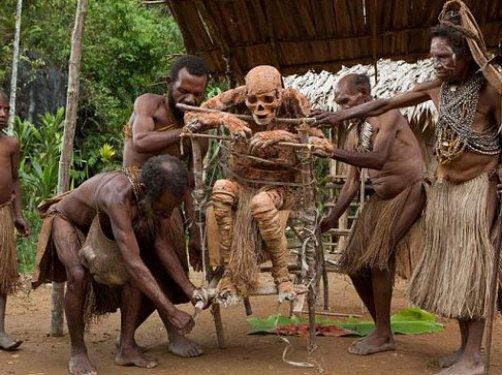 Papua Yeni Gine'de tüyler ürperten bir gelenek 