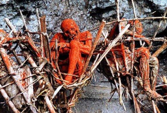 Papua Yeni Gine'de tüyler ürperten bir gelenek 
