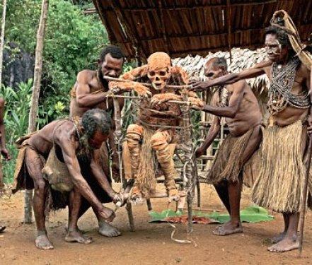 Papua Yeni Gine'de tüyler ürperten bir gelenek 
