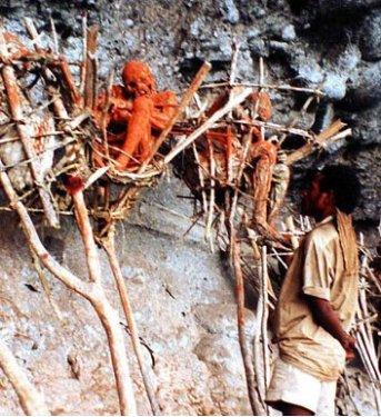 Papua Yeni Gine'de tüyler ürperten bir gelenek 