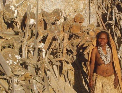 Papua Yeni Gine'de tüyler ürperten bir gelenek 