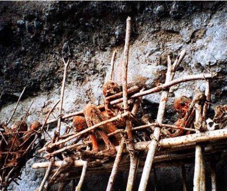 Papua Yeni Gine'de tüyler ürperten bir gelenek 