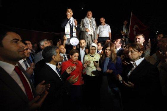 AK Partili milletvekillerinin İsrail Konsolosluğu önündeki eylemi - Resim 7