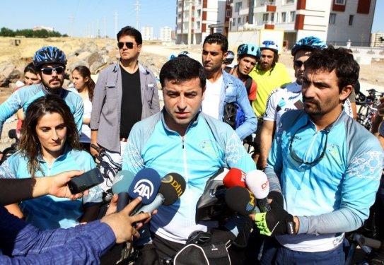 Demirtaş ailesiyle birlikte bisiklet turunda