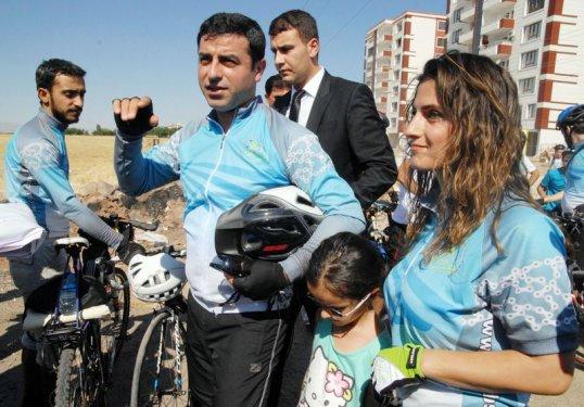 Demirtaş ailesiyle birlikte bisiklet turunda