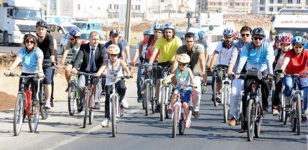 Demirtaş ailesiyle birlikte bisiklet turunda