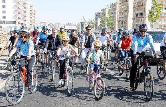 Demirtaş ailesiyle birlikte bisiklet turunda