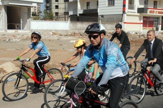 Demirtaş ailesiyle birlikte bisiklet turunda