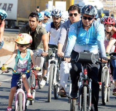 Demirtaş ailesiyle birlikte bisiklet turunda