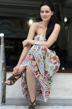 Güzel oyuncu Fahriye Evcen bikinili görüntülendi