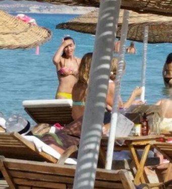 Güzel oyuncu Fahriye Evcen bikinili görüntülendi