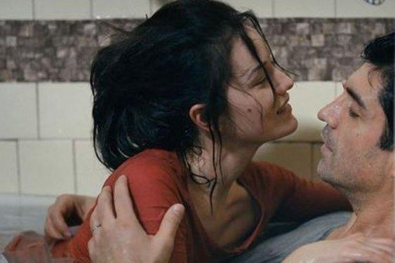 Güzel oyuncu Fahriye Evcen bikinili görüntülendi