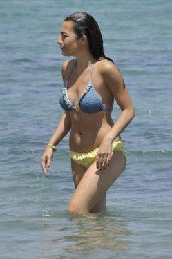 Burcu Kara bikinili yakalandı