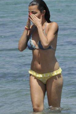 Burcu Kara bikinili yakalandı