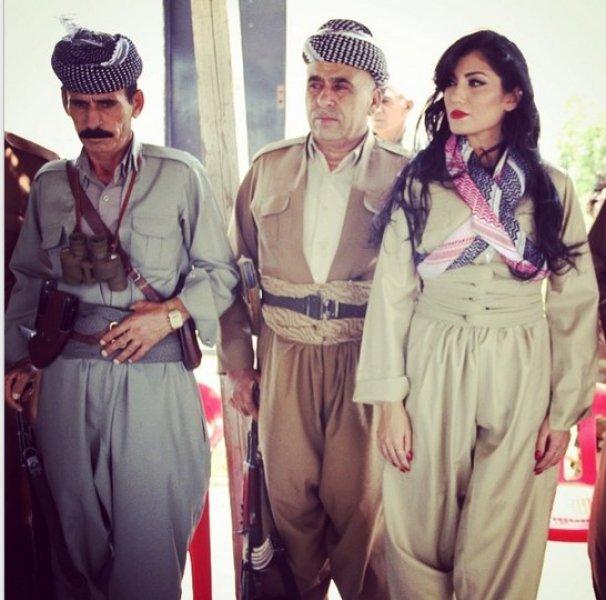 Kürt popçu Helly Luv'dan peşmergelere moral ziyareti	