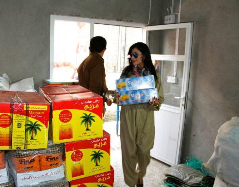 Kürt popçu Helly Luv'dan peşmergelere moral ziyareti	