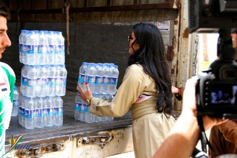 Kürt popçu Helly Luv'dan peşmergelere moral ziyareti	