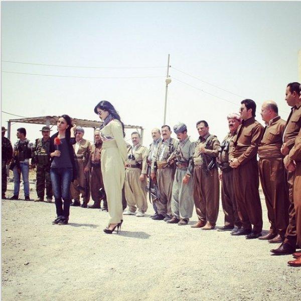 Kürt popçu Helly Luv'dan peşmergelere moral ziyareti	