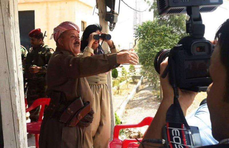 Kürt popçu Helly Luv'dan peşmergelere moral ziyareti	