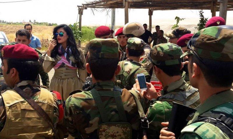 Kürt popçu Helly Luv'dan peşmergelere moral ziyareti	