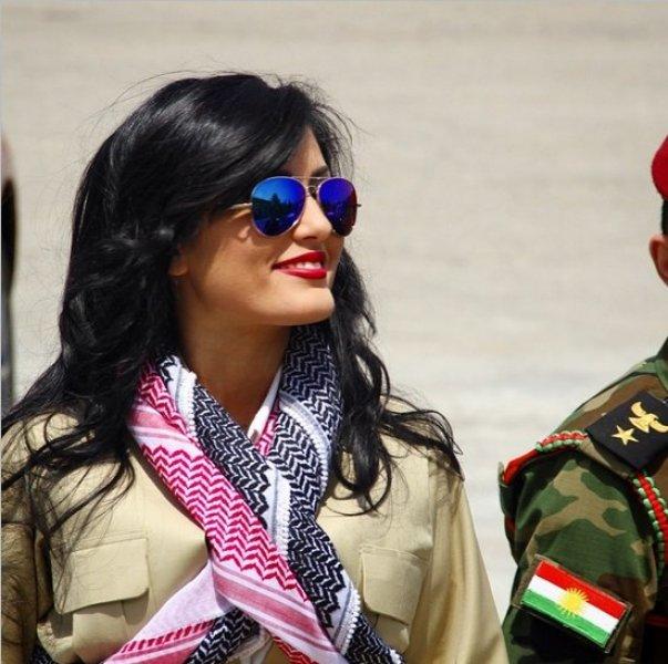 Kürt popçu Helly Luv'dan peşmergelere moral ziyareti	