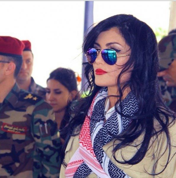 Kürt popçu Helly Luv'dan peşmergelere moral ziyareti	