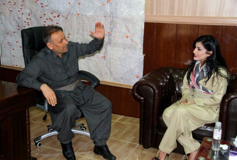 Kürt popçu Helly Luv'dan peşmergelere moral ziyareti	