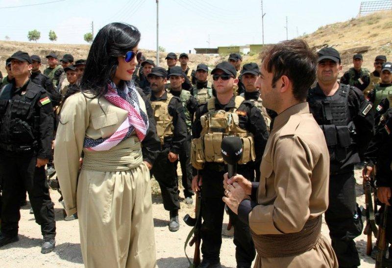 Kürt popçu Helly Luv'dan peşmergelere moral ziyareti	