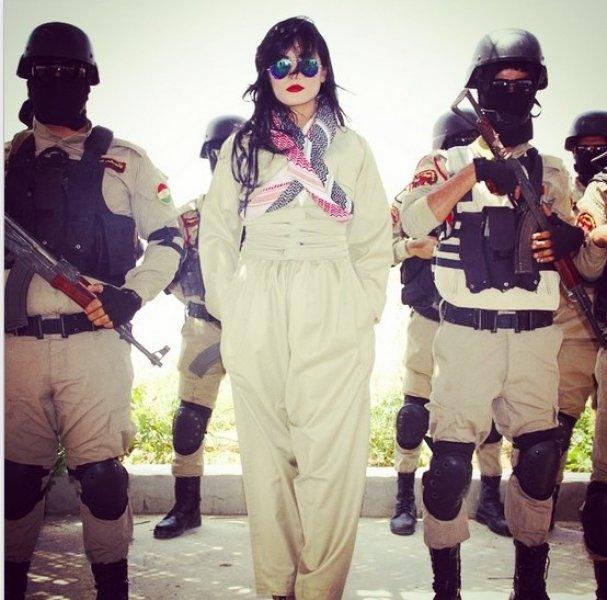 Kürt popçu Helly Luv'dan peşmergelere moral ziyareti	