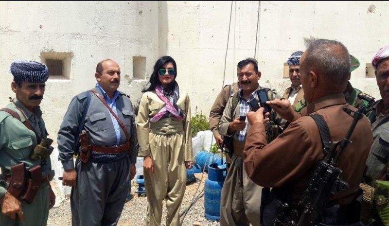 Kürt popçu Helly Luv'dan peşmergelere moral ziyareti	