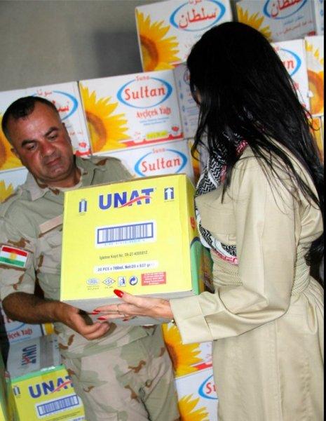 Kürt popçu Helly Luv'dan peşmergelere moral ziyareti	