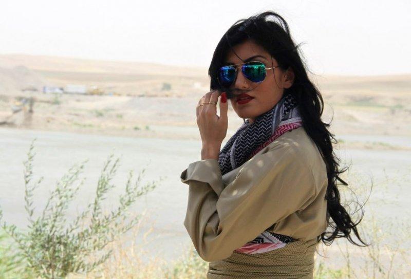 Kürt popçu Helly Luv'dan peşmergelere moral ziyareti	