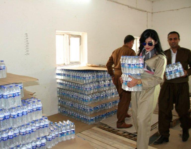 Kürt popçu Helly Luv'dan peşmergelere moral ziyareti	