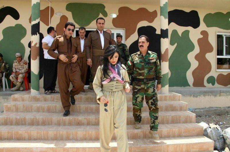 Kürt popçu Helly Luv'dan peşmergelere moral ziyareti	