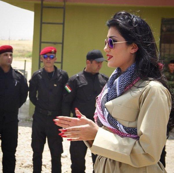 Kürt popçu Helly Luv'dan peşmergelere moral ziyareti	