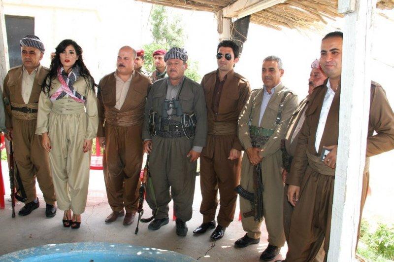 Kürt popçu Helly Luv'dan peşmergelere moral ziyareti	