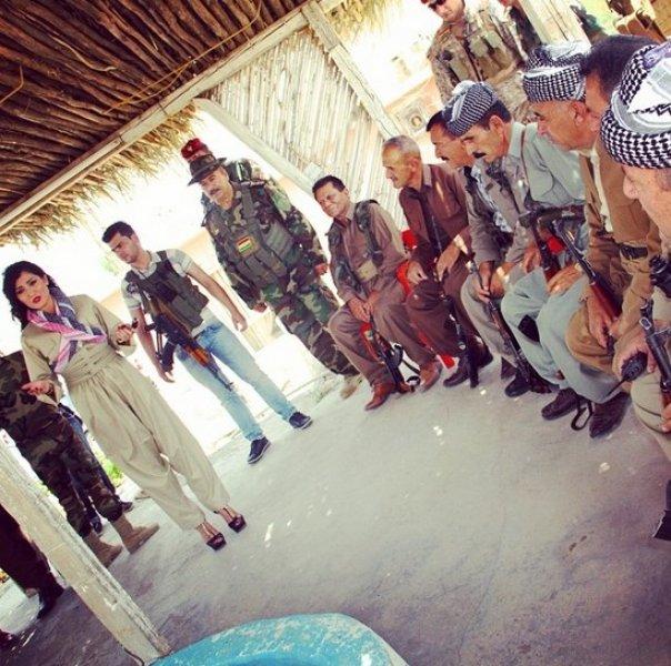 Kürt popçu Helly Luv'dan peşmergelere moral ziyareti	