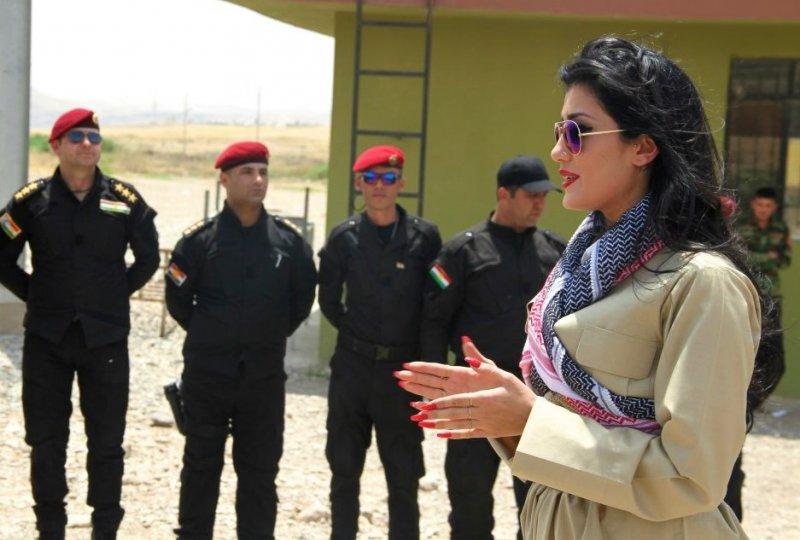 Kürt popçu Helly Luv'dan peşmergelere moral ziyareti	