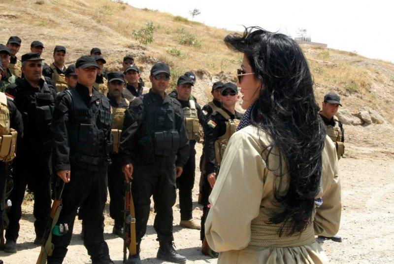 Kürt popçu Helly Luv'dan peşmergelere moral ziyareti	