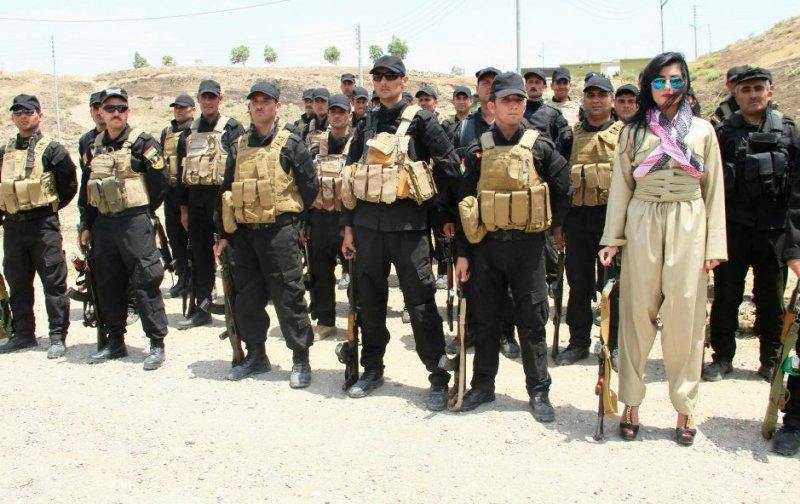 Kürt popçu Helly Luv'dan peşmergelere moral ziyareti	