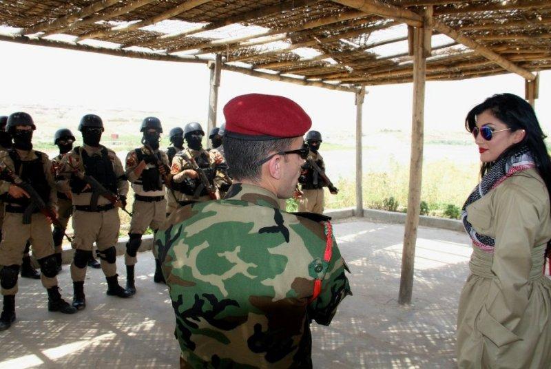 Kürt popçu Helly Luv'dan peşmergelere moral ziyareti	