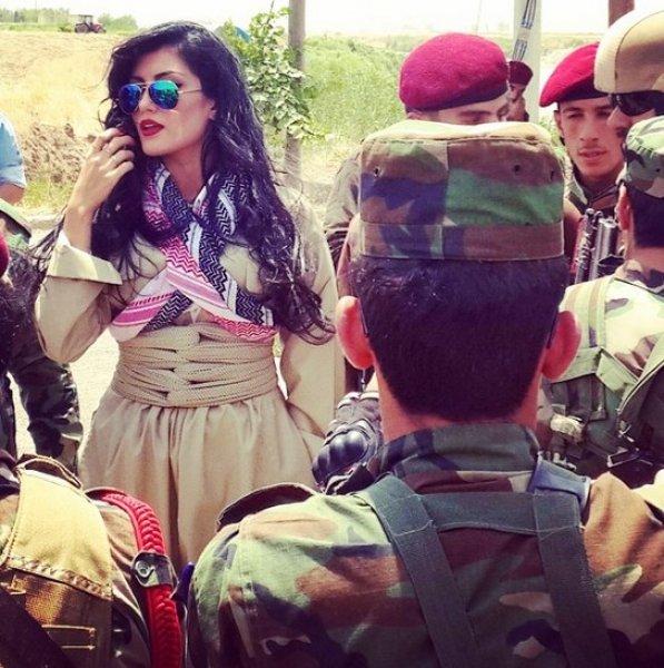 Kürt popçu Helly Luv'dan peşmergelere moral ziyareti	